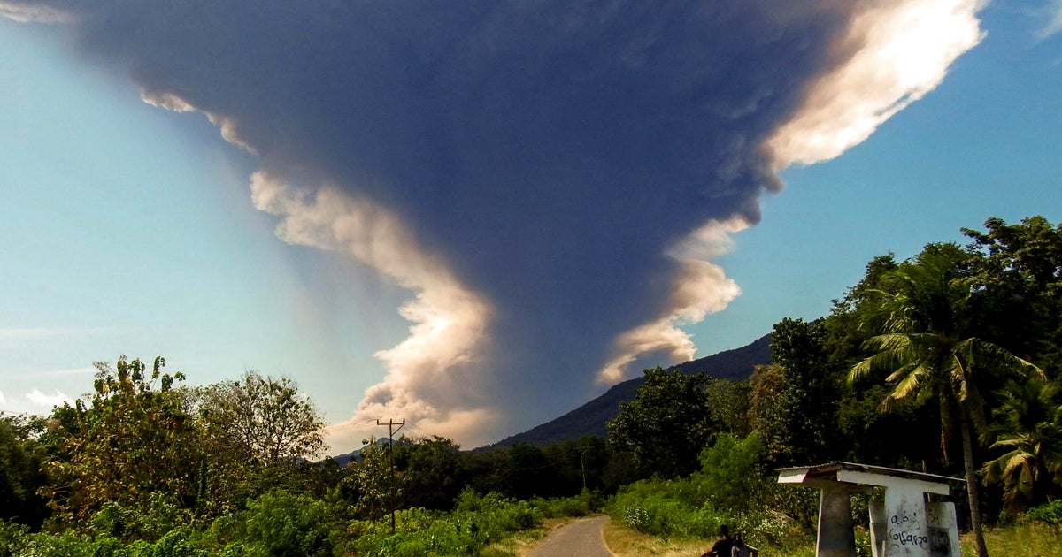 Přerušení letecké dopravy na Bali kvůli mohutné erupci sopky Lewotobi Laki Laki v Indonésii