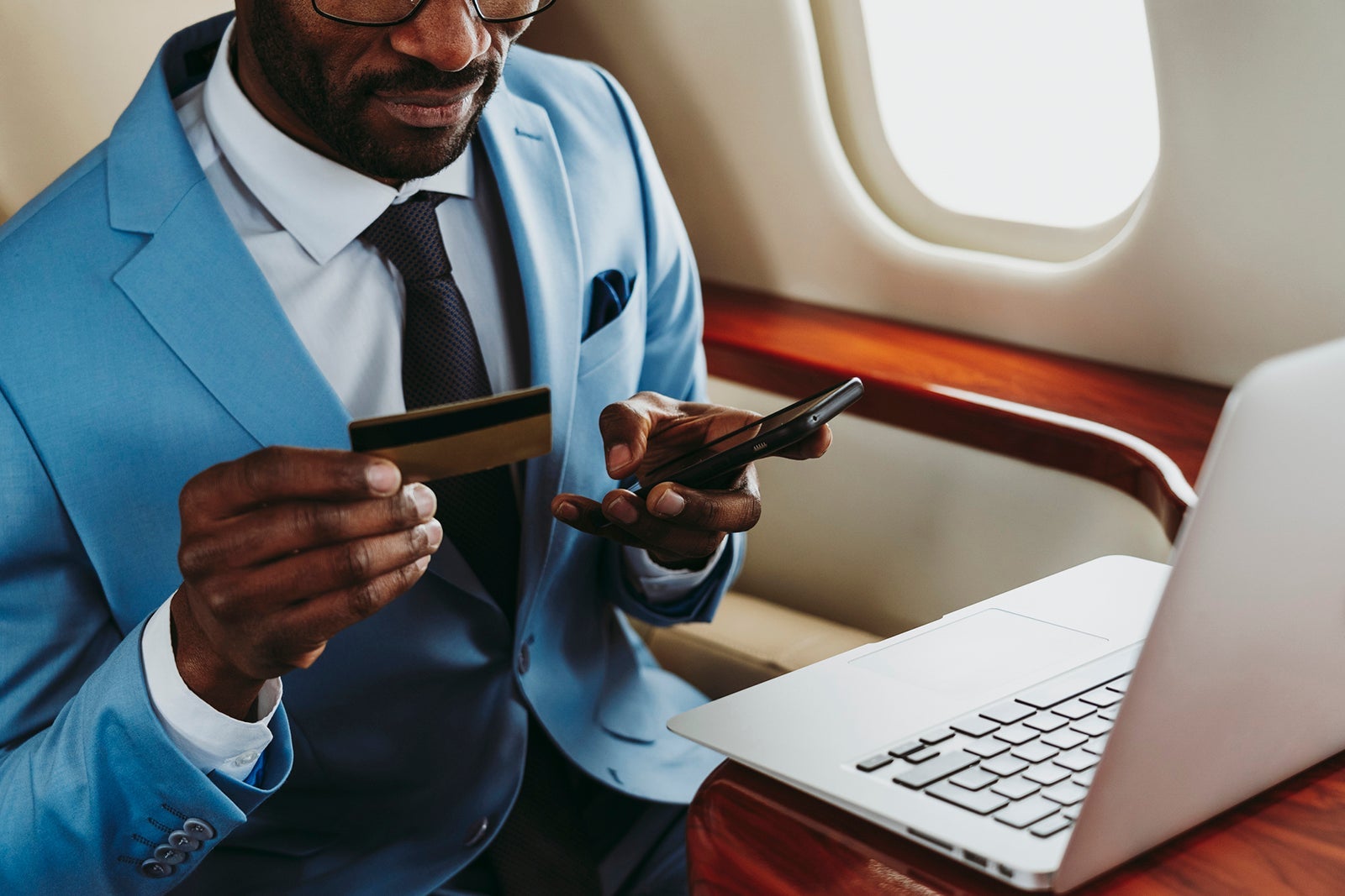 Recenze karty American Express Business Gold: Zlatý důl pro vaše podnikání, nebo jen drahý kousek plastu?